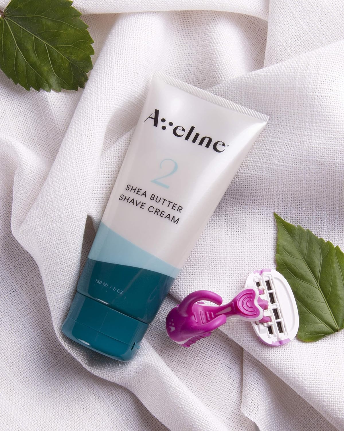 Aveline sensitive skin razor in hand