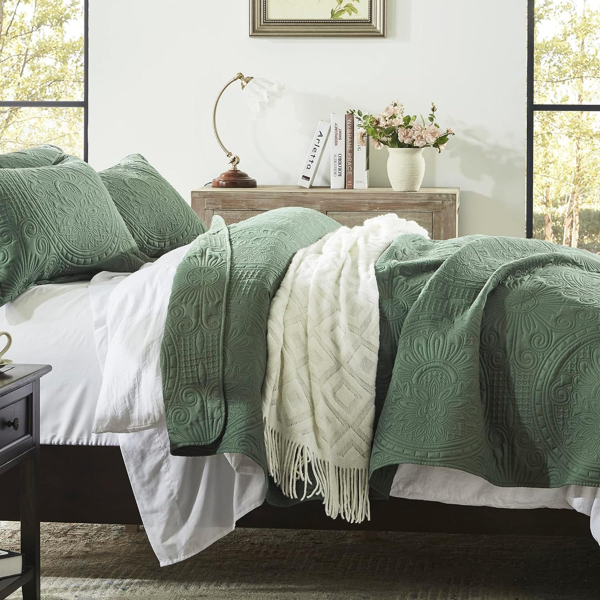 Anluoer modern embossed coverlet with pillow shams