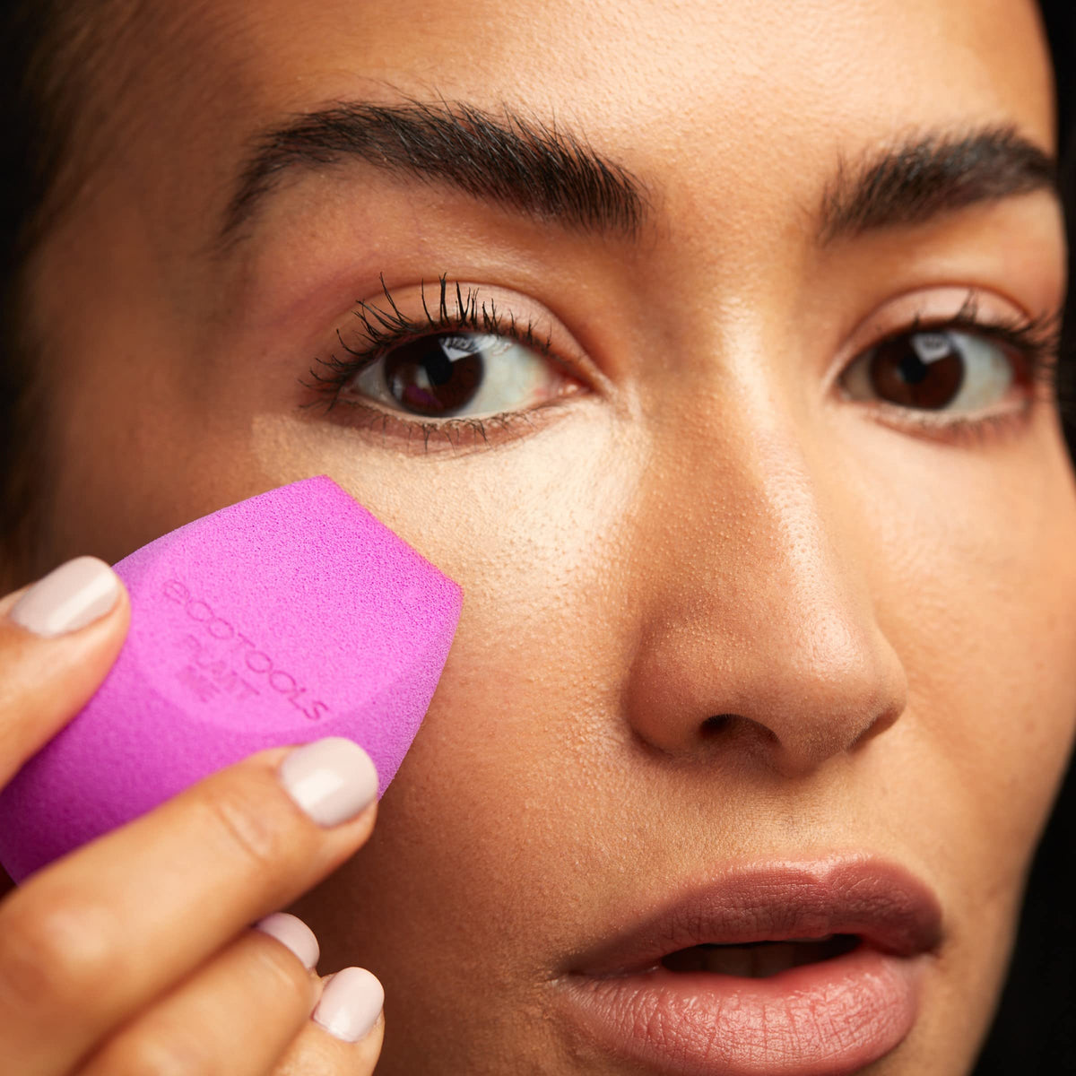 EcoTools Bioblender duo showing the size difference between the full size and midi size beauty blenders.