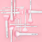 Close up of the white and grey ergonomic handle on the Wet N Wild contouring tool