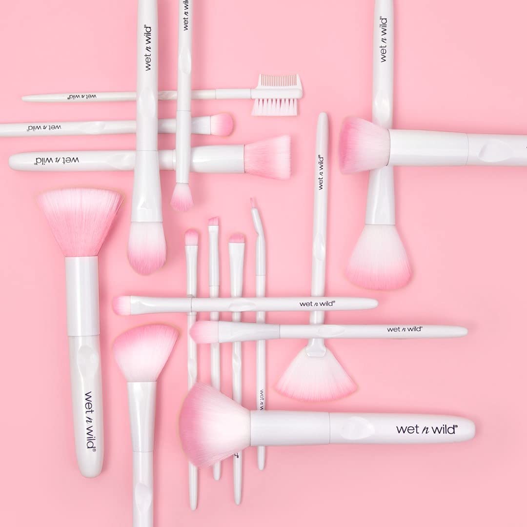 Close up of the white and grey ergonomic handle on the Wet N Wild contouring tool