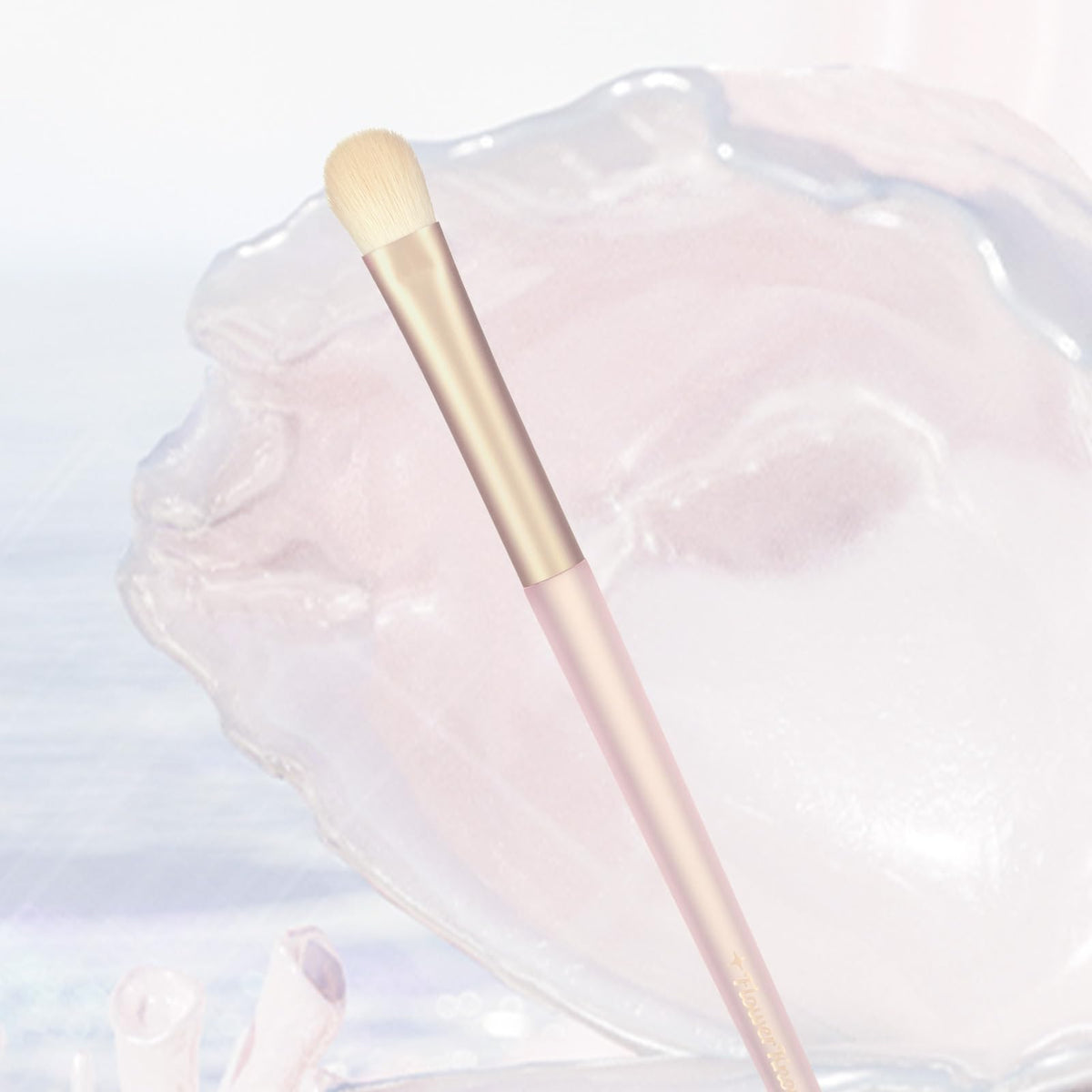 Flower Knows eyeshadow brush ergonomic handle design details
