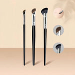 TEONEI face highlighter brush demonstrating the flexibility of the dense synthetic bristles