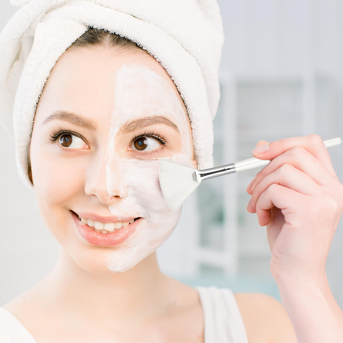 Abeillo facial applicator brushes showcasing the durable aluminum ferrule and lightweight plastic handle structure.
