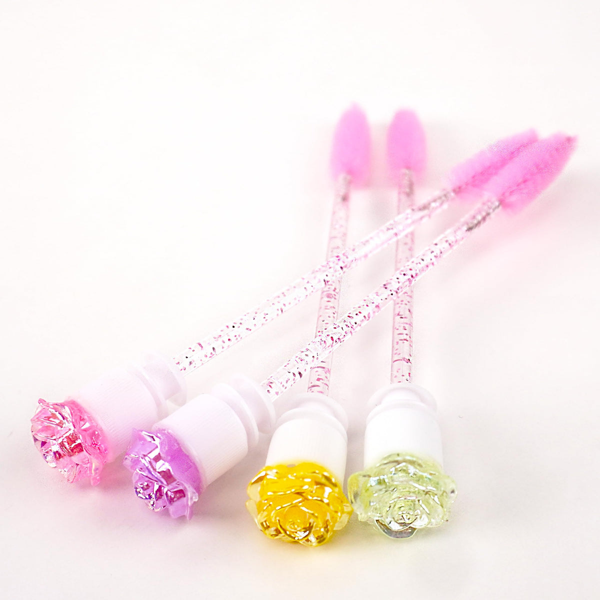 Professional makeup artist using Telooco mascara wands