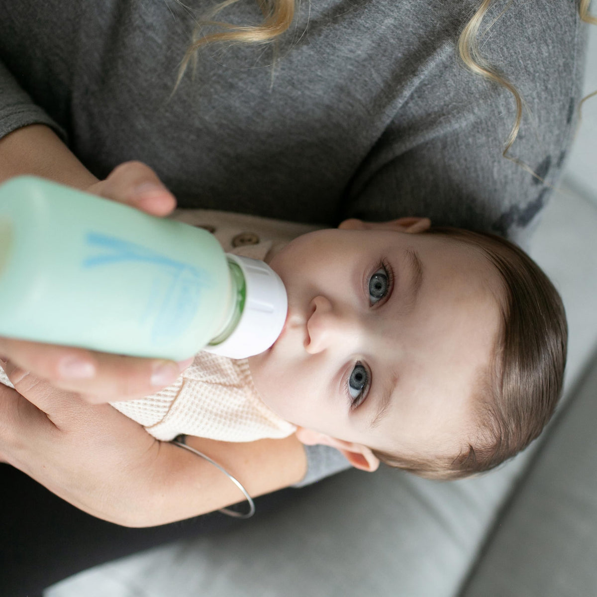 Full set of four premium glass anti-colic feeding bottles with travel caps for secure storage