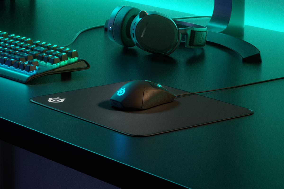 SteelSeries QcK Edge Medium gaming surface highlighting the textured non slip rubber base backing