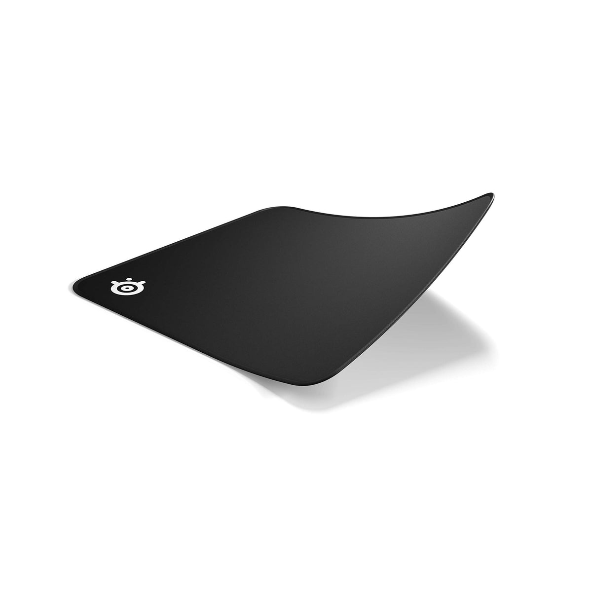 SteelSeries QcK Edge Medium mat showing flexibility and rolling durability of the premium cloth fabric