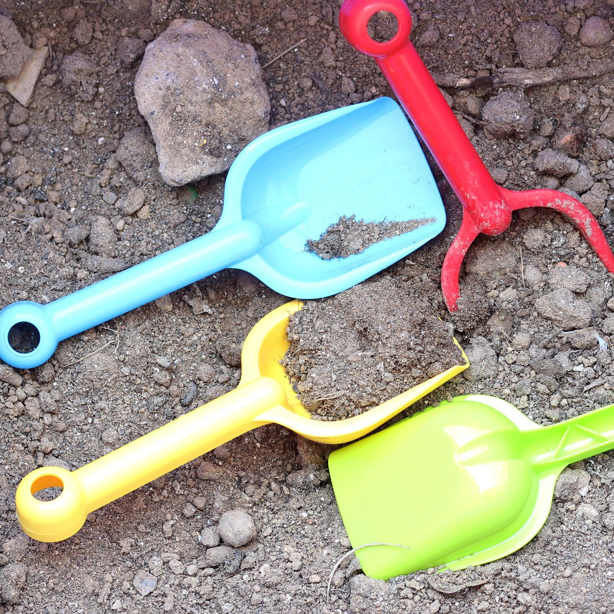 Safe smooth edge design of Selterm toddler sand scoop