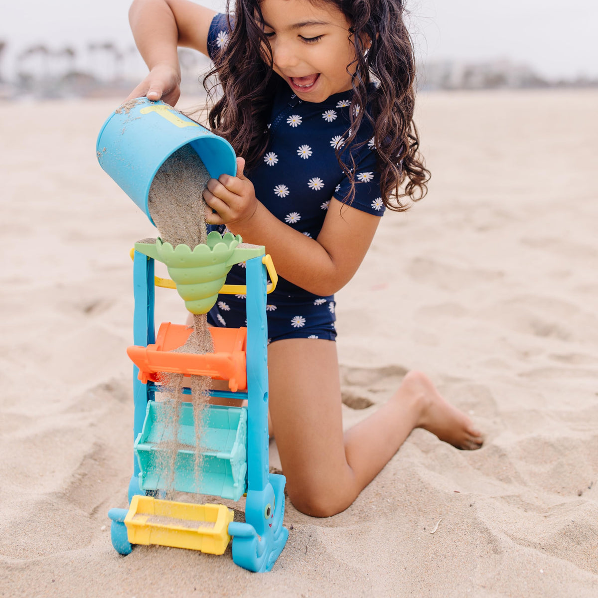 Side profile of Melissa and Doug Seaside Sidekicks sifting toy